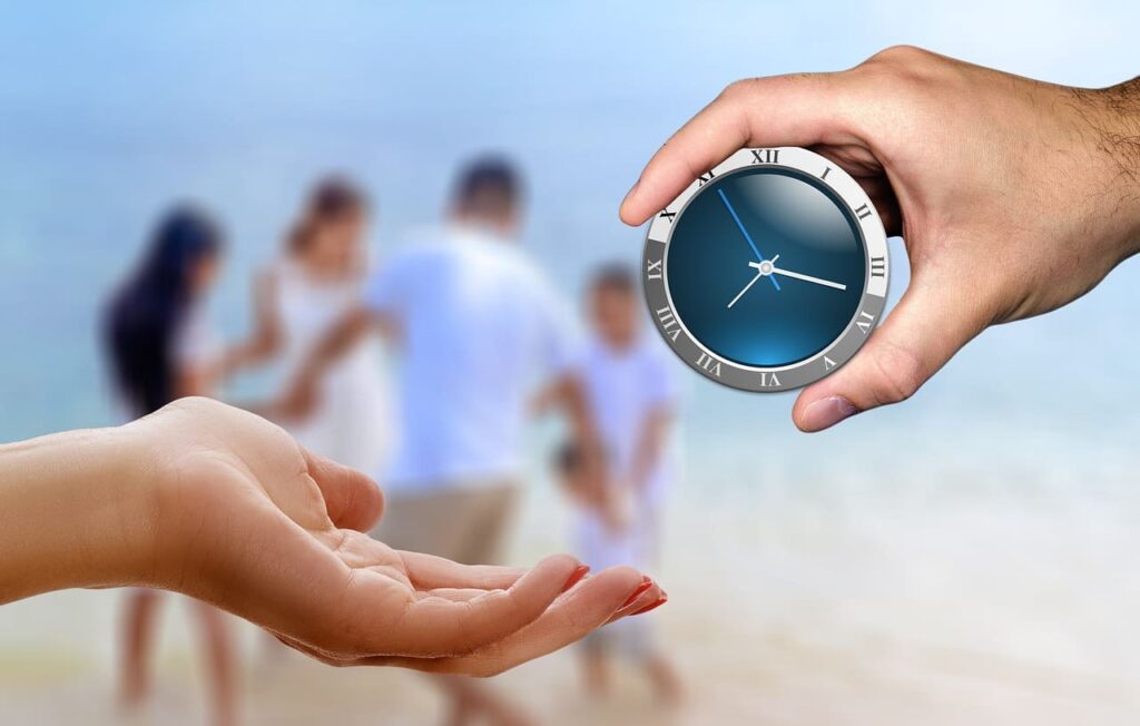 Uhr wird von einer Hand zur anderen übergeben