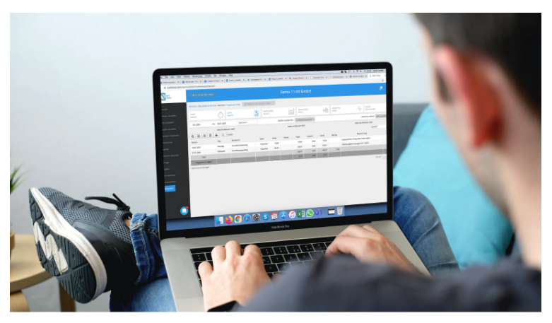 Man using the Staff Times Software for mobile time tracking on his laptop